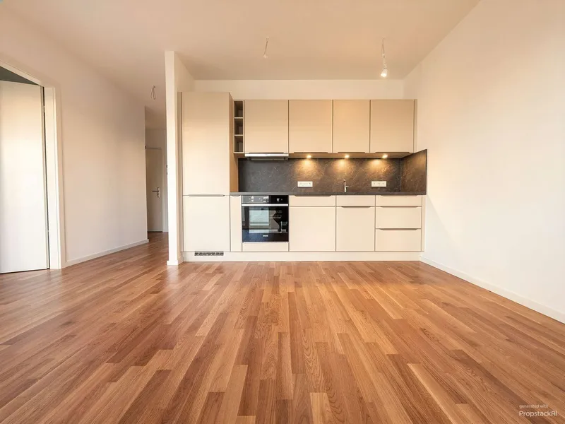 Erstbezug ab sofort! Moderne 2-Zimmer-Neubauwohnung mit Balkon und Einbauküche — photo 1